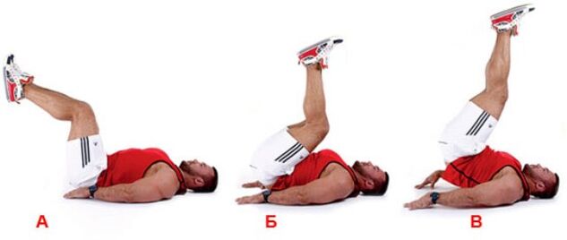 L'homme effectue l'exercice tordu inverse